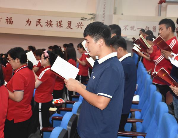 浙江杭州：男子为了节省抗原，将试纸剪开分两次用，他到底有多机智？